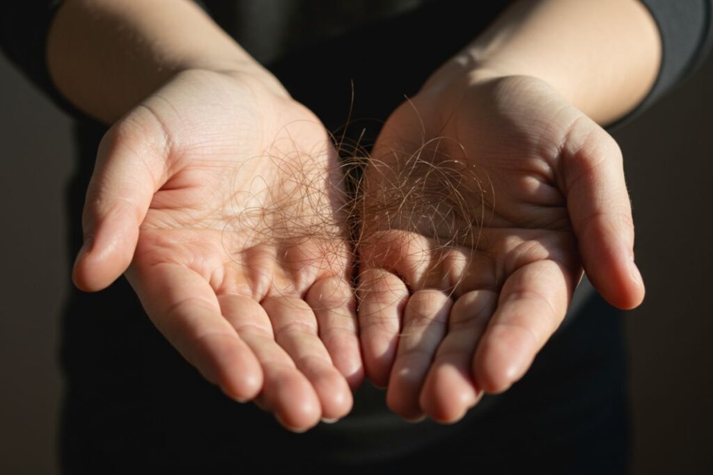 O Que Significa Sonhar com Cabelo Caindo