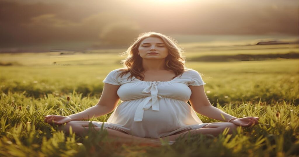 Mulher grávida meditando na natureza, simbolizando o significado espiritual de sonhar que está grávida.